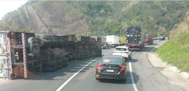 Caminhão com placas de Itupeva tomba em rodovia